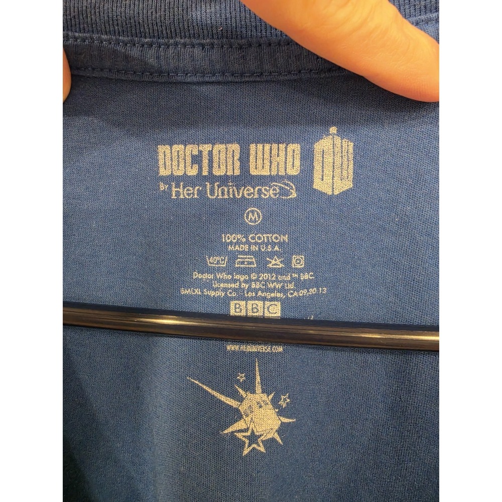 Doctor Who Her Universe TARDIS Graphic V-Neck T-Shirt Whovian Nerdcore Fandom - Picture 2 of 4